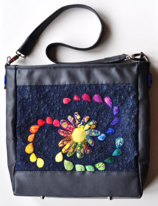 kunsttassen in diverse vormen en designs een unieke schoudertas van be a bag, kleurige applicaties op donkerblauw met veel sier-stikwerk